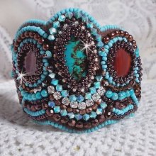 Haute-Couture Pulsera puño turquesa bordada con disco de nácar caoba, cristales Swarovski, facetas de cristal de Bohemia y rocailles